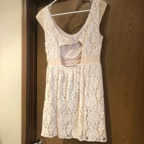 Lace dress - Picture 2 of 2